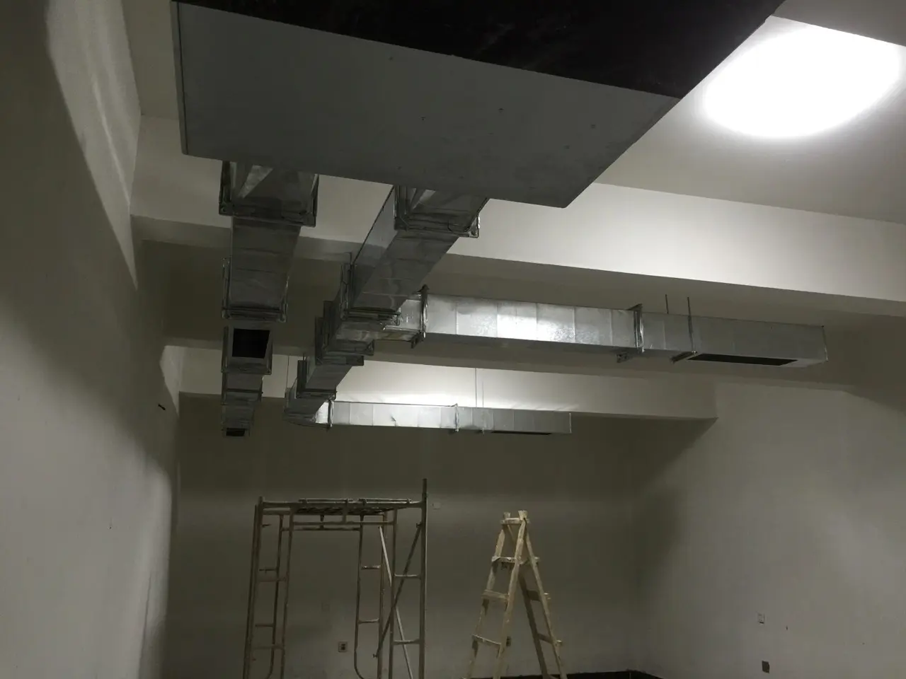南开大学滨海学院动力中心风系统施工现场